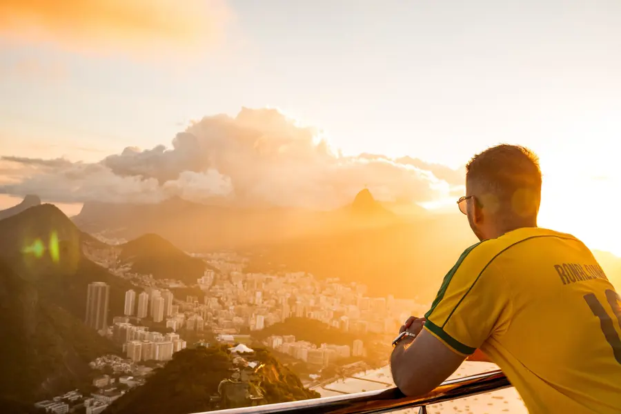 Atardecer sobre una ciudad entre montañas